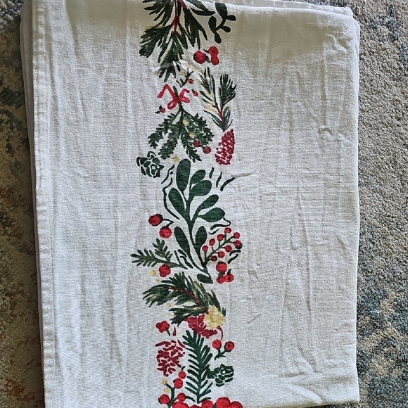 Nwot Festive Cotton Holly Berry Print Tablecloth - Picture 1 of 2